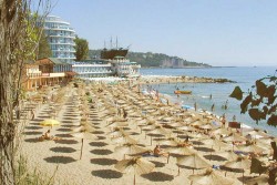 Самыми известными морскими курортами Болгарии являются: Золотые пески, Албена, Солнечный берег, Ботик, Несебыр. На этих курортах можно не только наслаждатся морем и солнцем, но ещё и лечится, с помощью минеральных источников и целебных грязей.